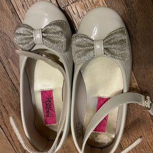 Girl’s dress shoes with bow